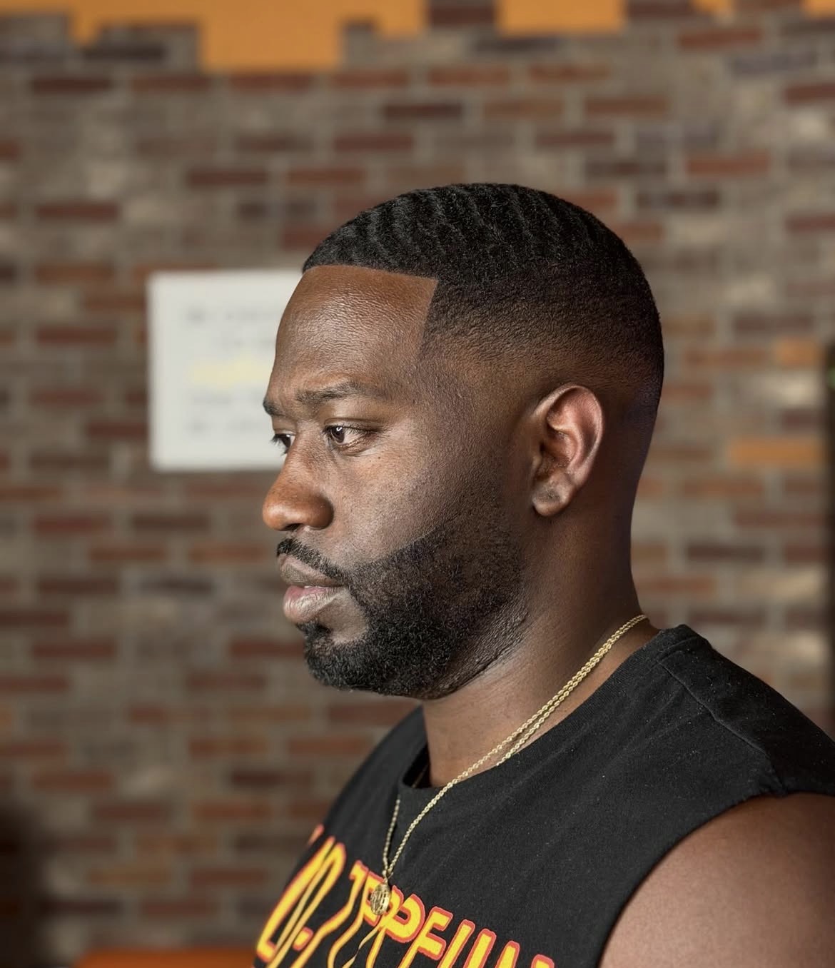 Waves with a sharp line-up and blended beard